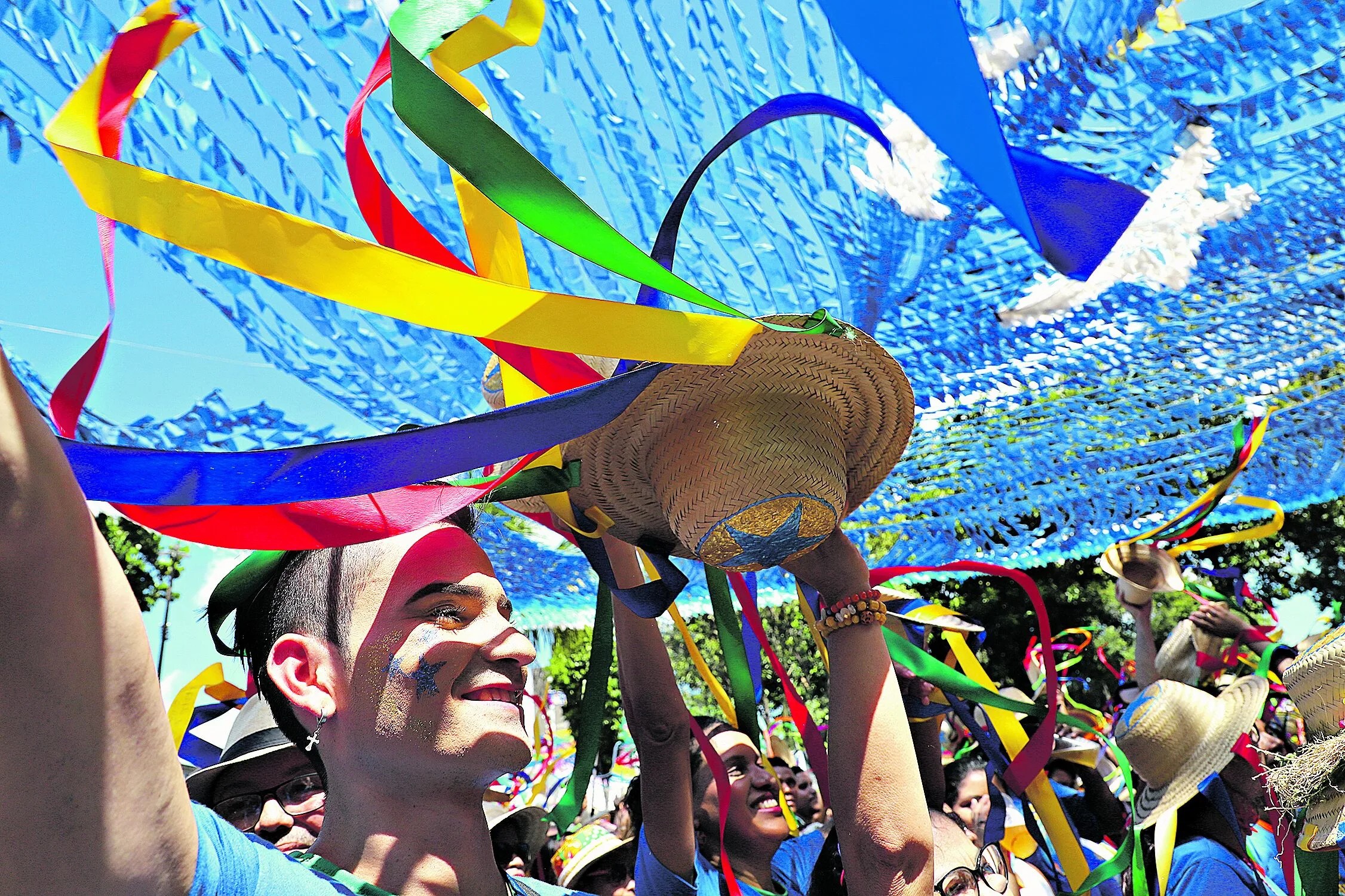 Pelo 37º ano, o grupo puxa seu cortejo pelo centro de Belém, saudando as tradições musicais nortistas, os mestres e mestras da cultura. Foto: Wagner Almeida / Diário do Pará.