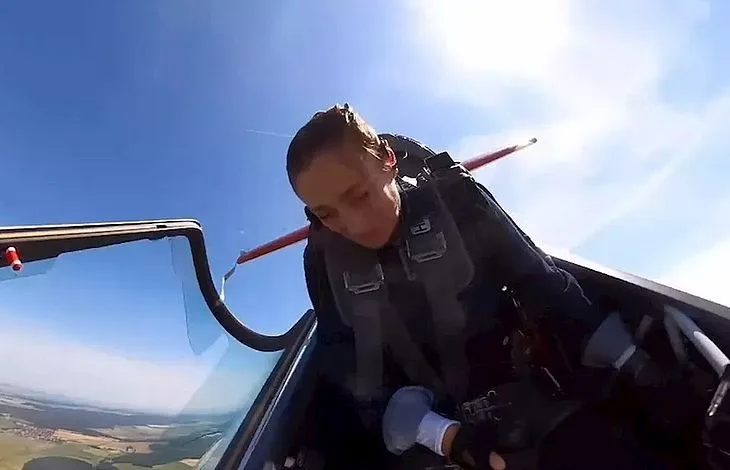 Vídeo mostra piloto em pouso de emergência após 'cabine' abrir durante voo