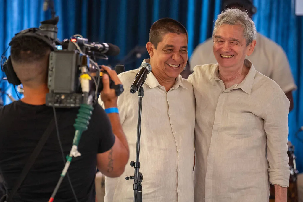 Serginho ao lado de Zeca Pagodinho no bar do Zeca, na Neo Química Arena, em São Paulo: atração volta com programas externos após 11 anos - Bob Paulino - 29.jun.2024/Globo