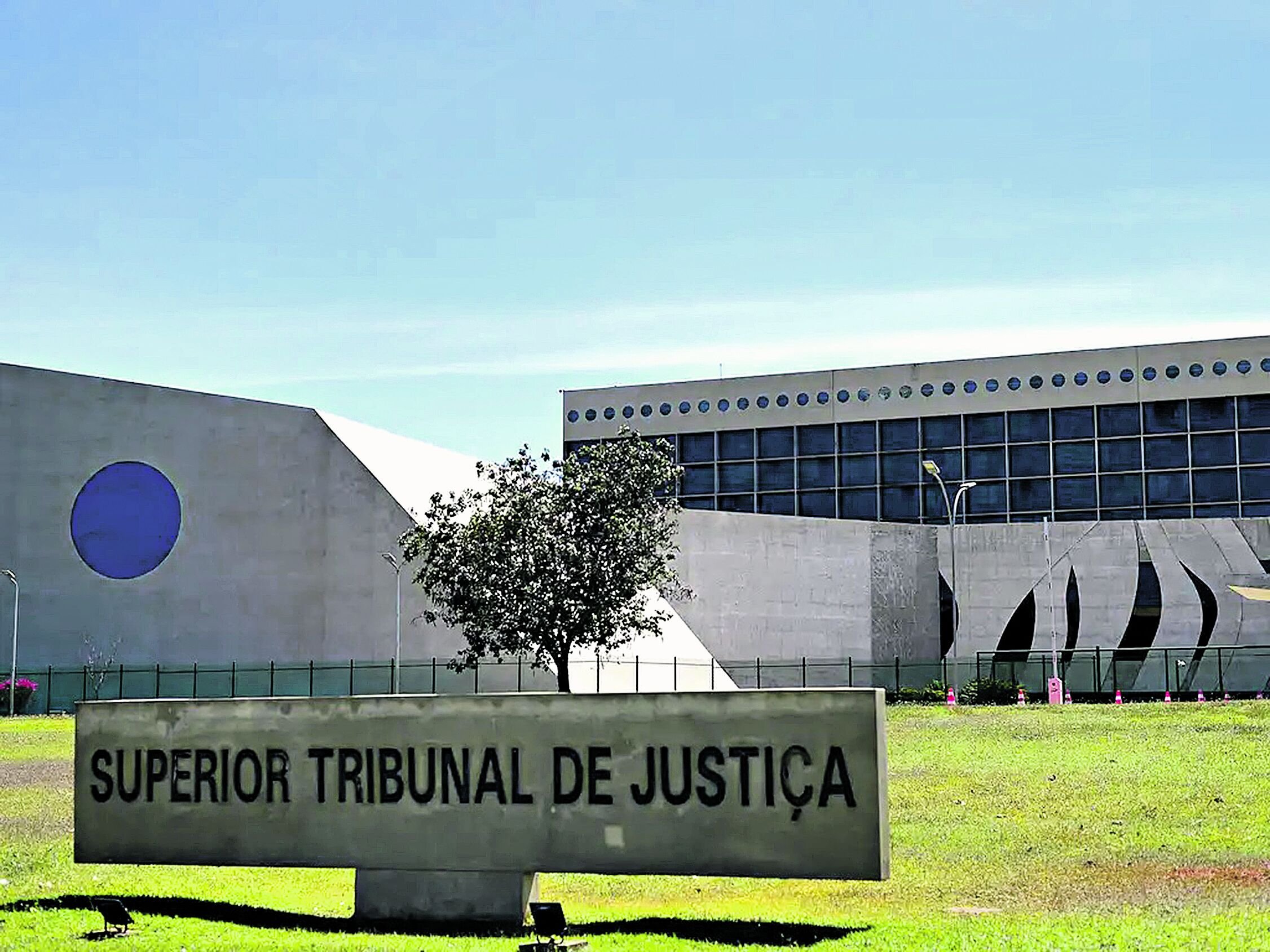 Quinta Turma definiu, também por unanimidade, que um cabo de vassoura pode ser considerado uma arma branca imprópria, com potencial lesivo