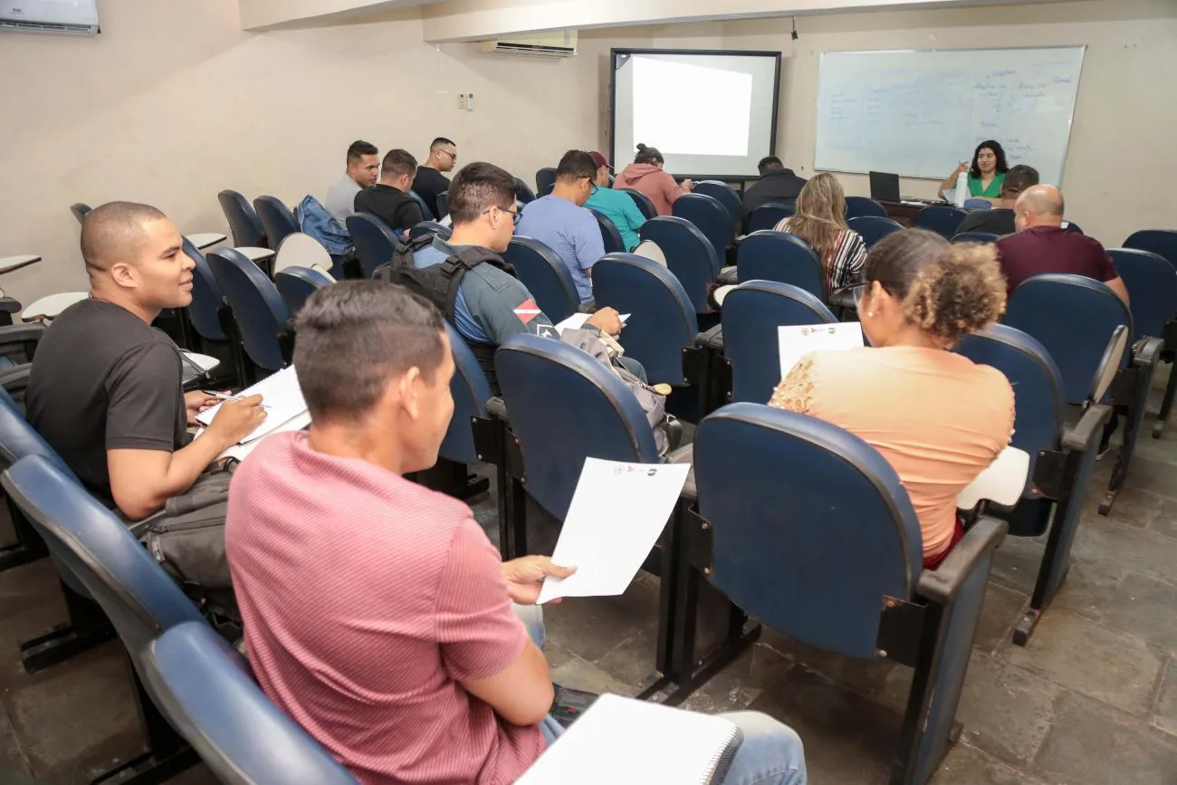 Cerca de 500 servidores da Polícia Militar fazem parte da primeira edição do curso. São 21 turmas sob coordenação de seis professores

