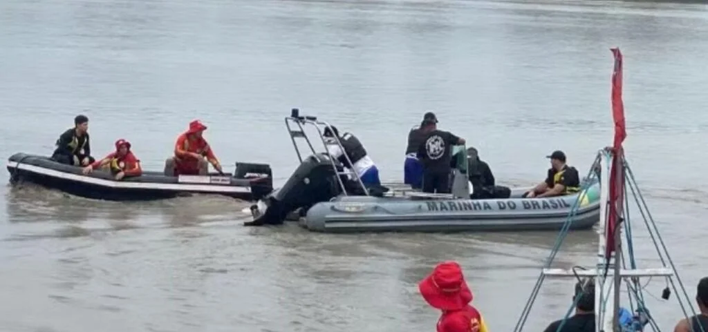 Segundo a PF, ao todo foram encontrados nove corpos no dia 13 de abril, sendo oito dentro da embarcação e um nono corpo próximo a ela