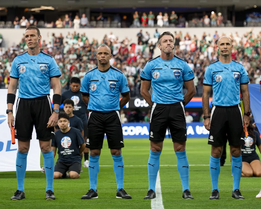 Rodrigo Correa, Wilton Pereira Sampaio, Raphael Claus e Danilo Manis antes de Venezuela e México pela Copa América
Créditos: Conmebol