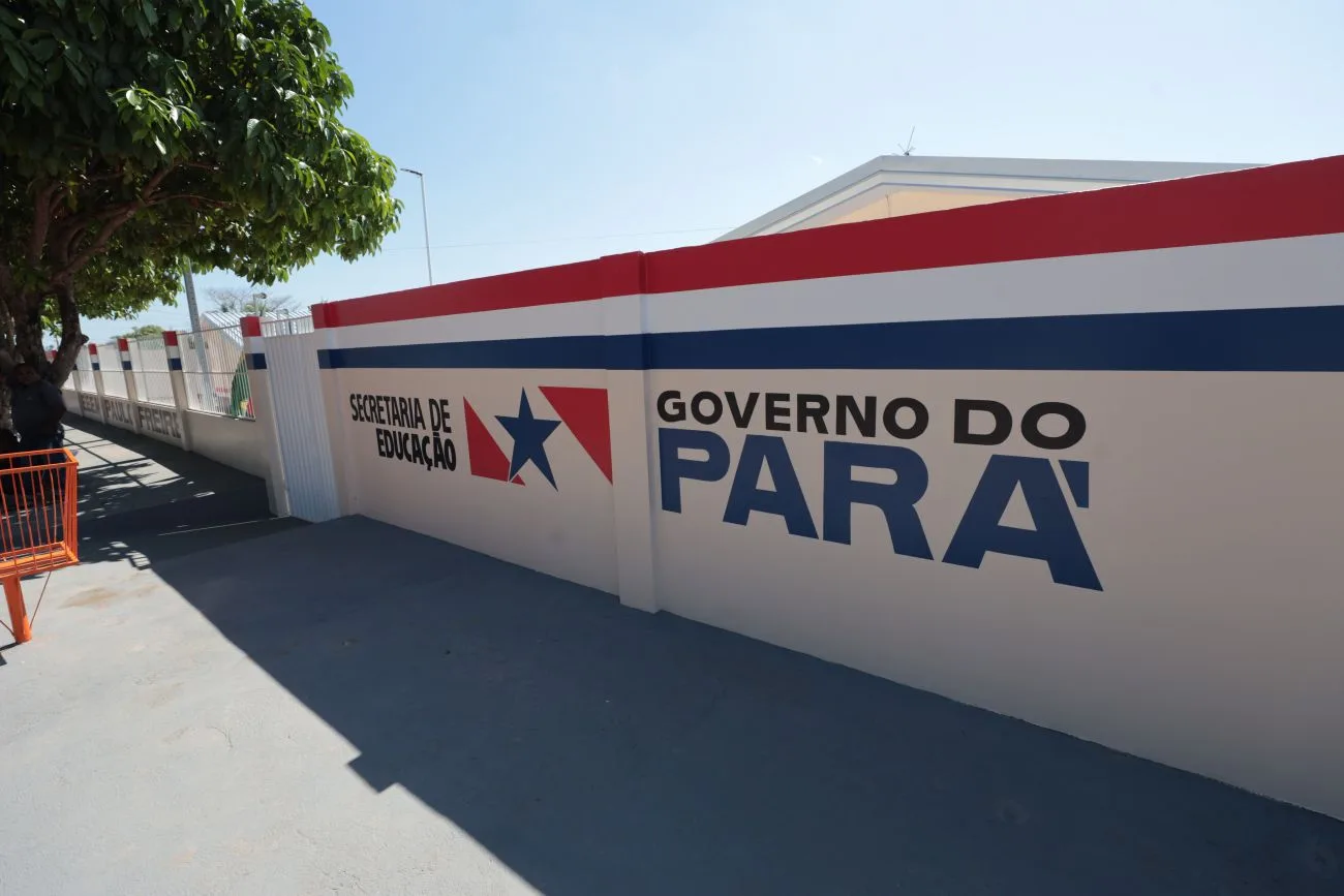 O governador do Pará, Helder Barbalho, assina nesta terça-feira, 9, a ordem de serviço que garante a reforma de 11 escolas que servirão de alojamento