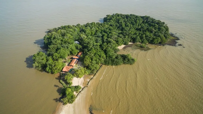 Localizado em uma ilha desabitada, a apenas 12 km da costa de Belém, observatório estuda o campo magnético e suas influências na vida cotidiana