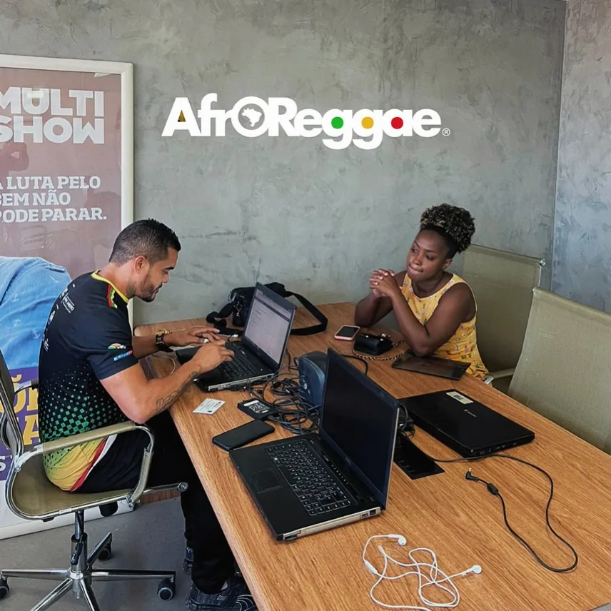 O AfroReggae é responsável pela agência de empregos “Segunda Chance”, que já atendeu mais de 22 mil pessoas no Rio de Janeiro