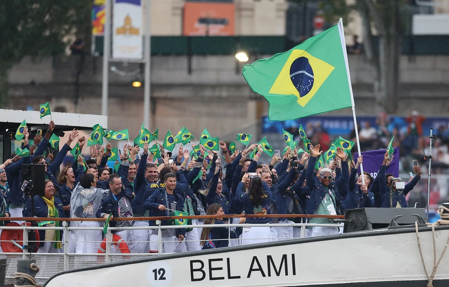 Com pouco mais de um terço dos atletas que competirão nas Olimpíadas de 2024, a delegação do Brasil se apresentou nesta sexta-feira (26)