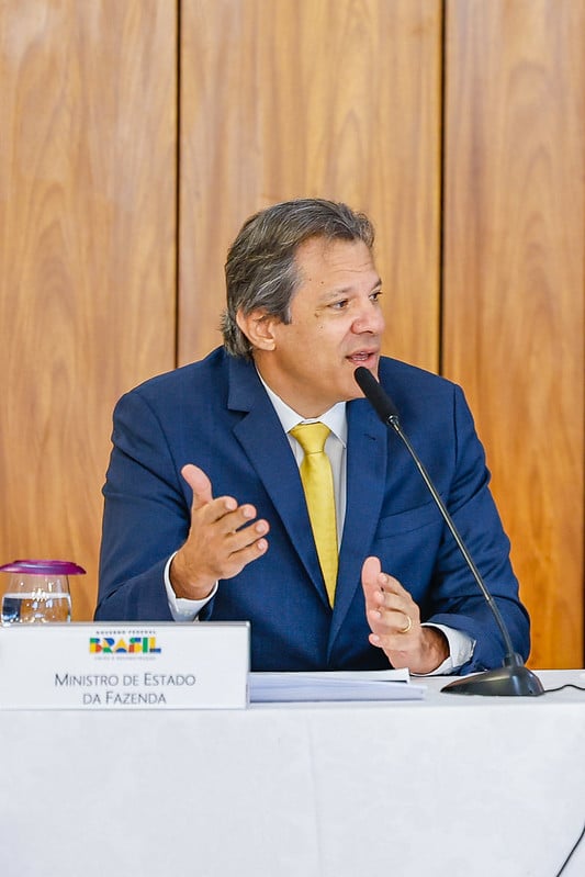 Ministro da Fazenda afirma que encontro com secretário do Tesouro foi cancelado por pressão de aliados de Trump, após declarações sobre aumento de tarifas.