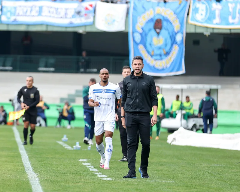 Guilherme dos Anjos vai substituir o pai contra o Cear;á. Foto: Jorge Luís Totti/Paysandu

