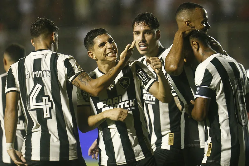 O Botafogo venceu o Vitória por 1 a 0, nesta quinta-feira (11), no Barradão, e assumiu a liderança do Campeonato Brasileiro. Foto: Vítor SIlva/Botafogo