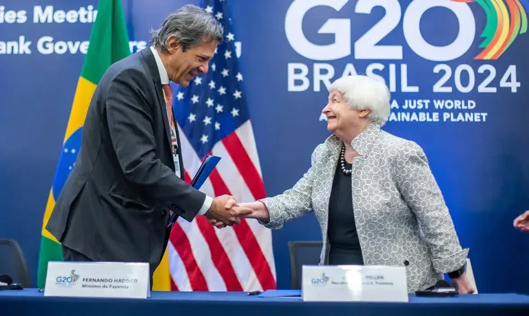 Haddad, e a secretária do Tesouro dos EUA, Janet Yellen, durante assinatura do acordo no Rio de Janeiro