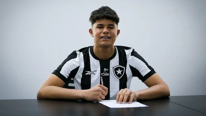 Mais um reforço na base do Botafogo. Trata-se de Bruninho Samúdio, filho do ex-goleiro do Flamengo Bruno (que foi condenado pela morte da modelo Eliza Samúdio).