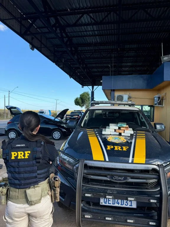 Na tarde desta segunda-feira (15), a Polícia Rodoviária Federal (PRF) recuperou um veículo roubado e apreendeu 10 kg de cocaína