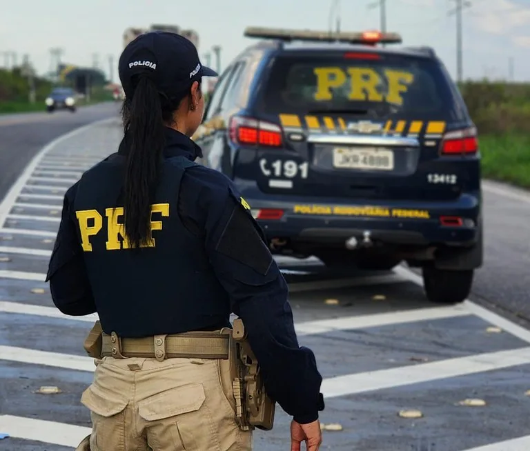 No sábado (29) à tarde, por volta das 17h35, durante uma fiscalização no quilômetro 623, agentes da PRF abordaram um ônibus de viagem.