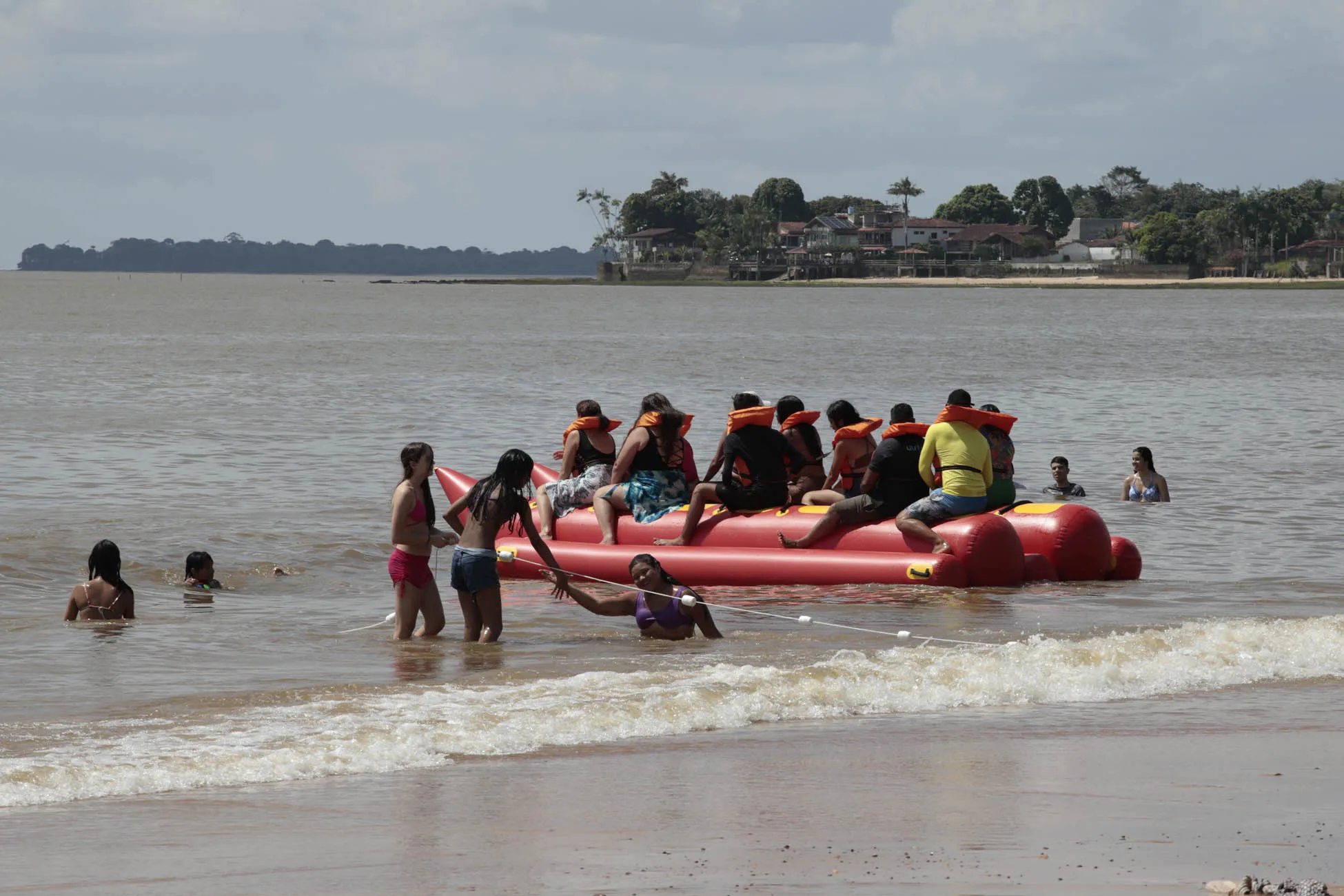 Neste primeiro final de semana de julho, as praias da Ilha de Mosqueiro, um dos destinos preferidos pelos veranistas de Belém, apresentaram um movimento tranquilo.. Foto: Mauro Ângelo/ Diário do Pará.