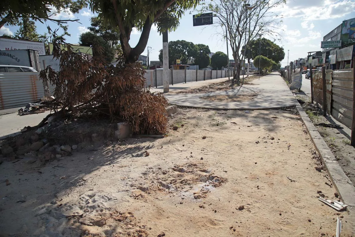 Local usado para travessia, lazer e práticas esportivas está cercado de tapumes há mais de um ano, segundo moradores e trabalhadores próximos, e não há nem placa indicando valor e quando o espaço vai ser entregue