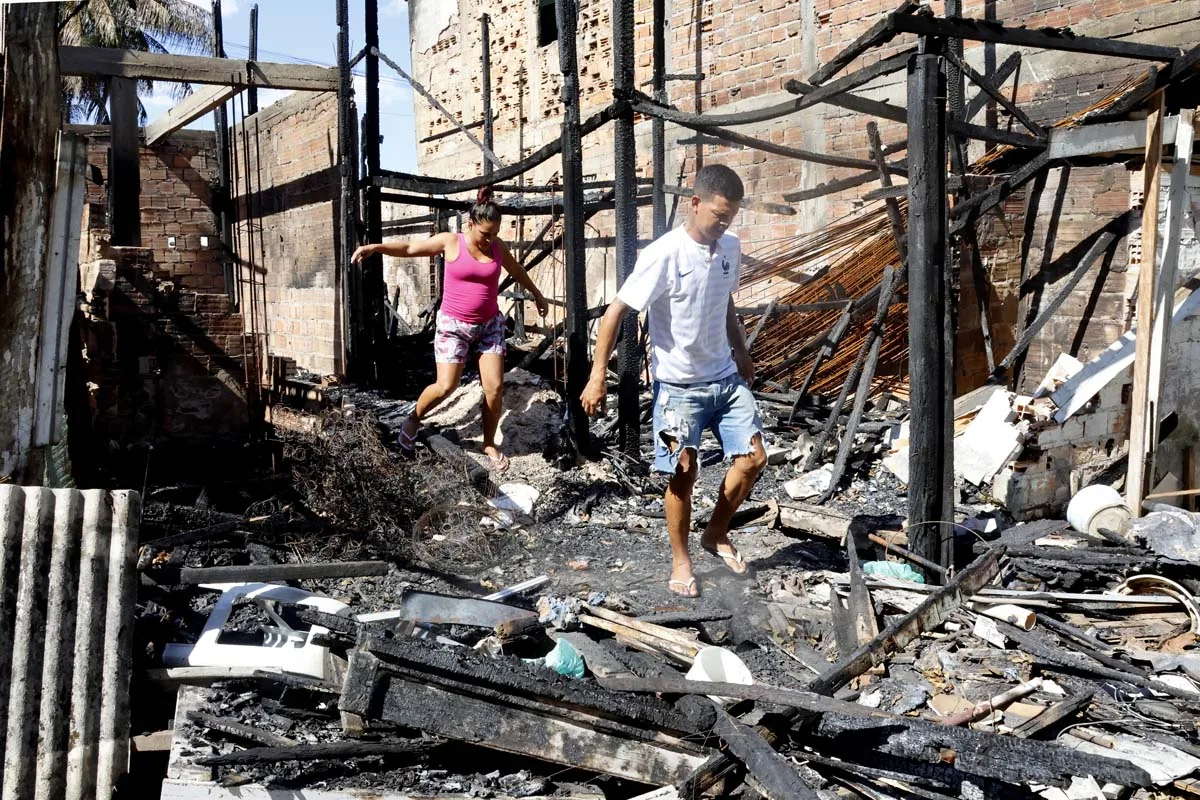 No último sábado, famílias perderam casas no bairro do Barreiro, na capital. Bombeiro explica como se prevenir desse tipo de ocorrência