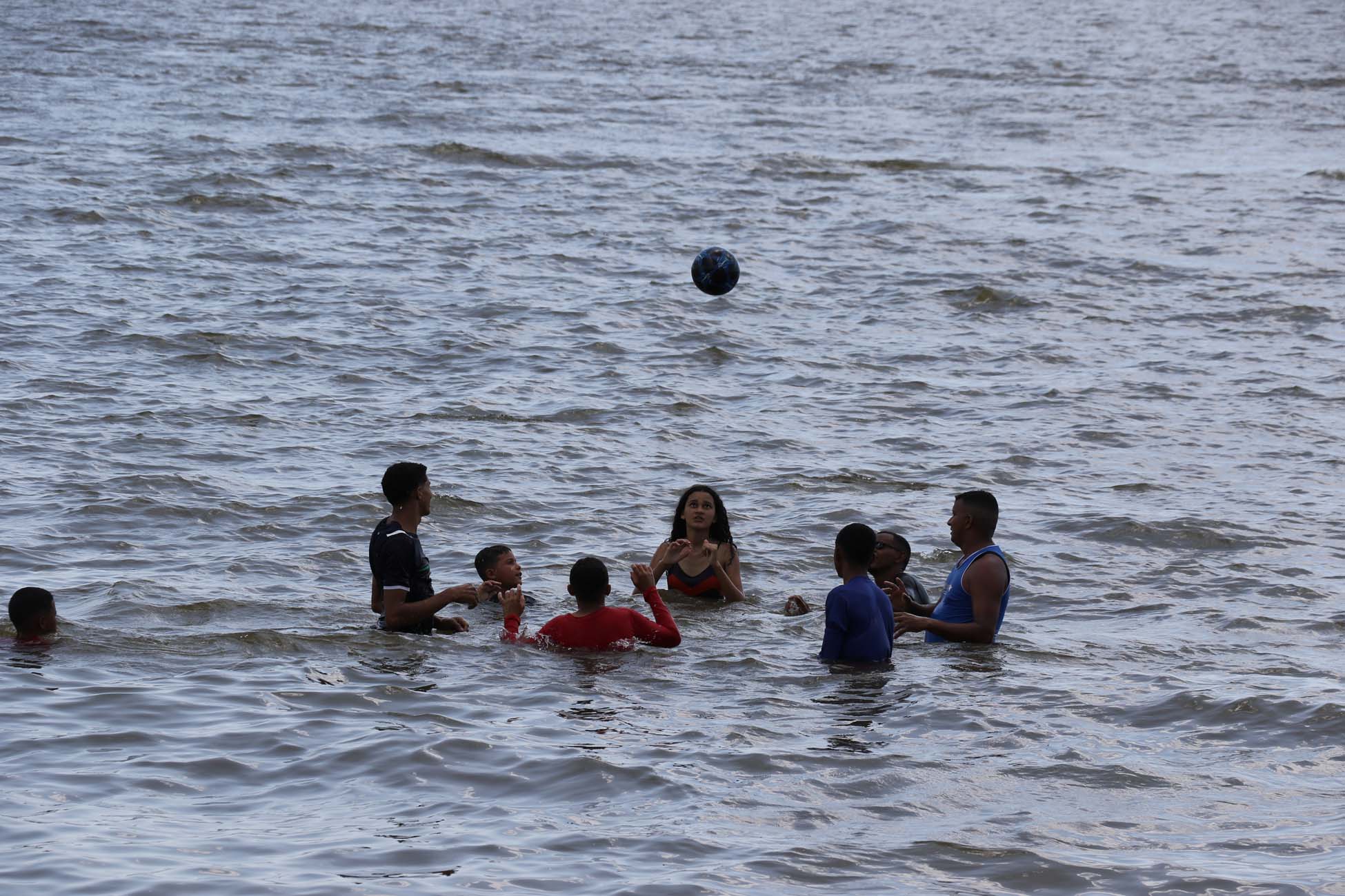 Por toda a extensão da orla, preferencialmente no espaço de areia, durante a manhã e tarde de sábado (20), o movimento era animado pelos banhistas.