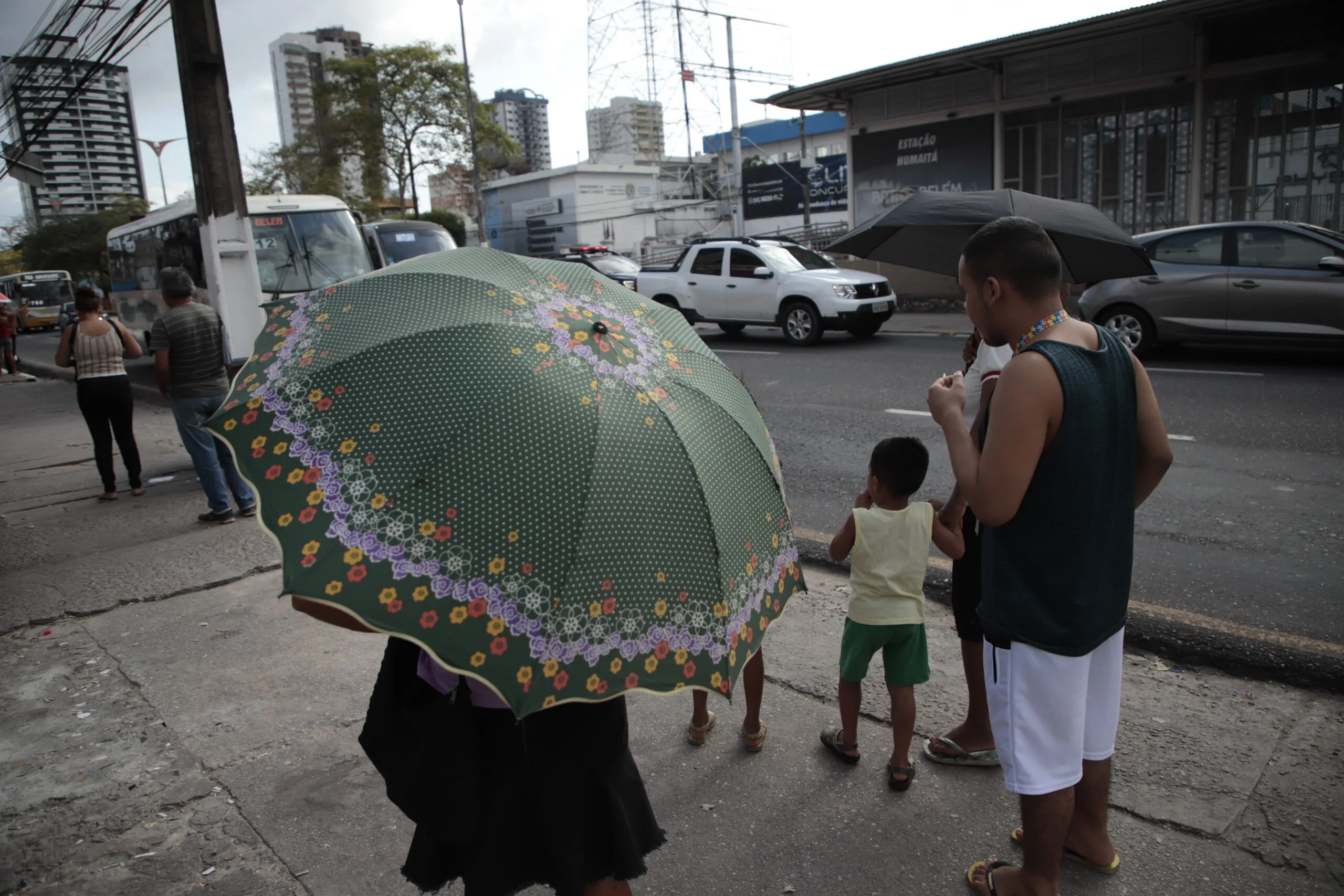  A sombrinha tem sido uma companheira inseparável no calor Foto: Mauro Ângelo 