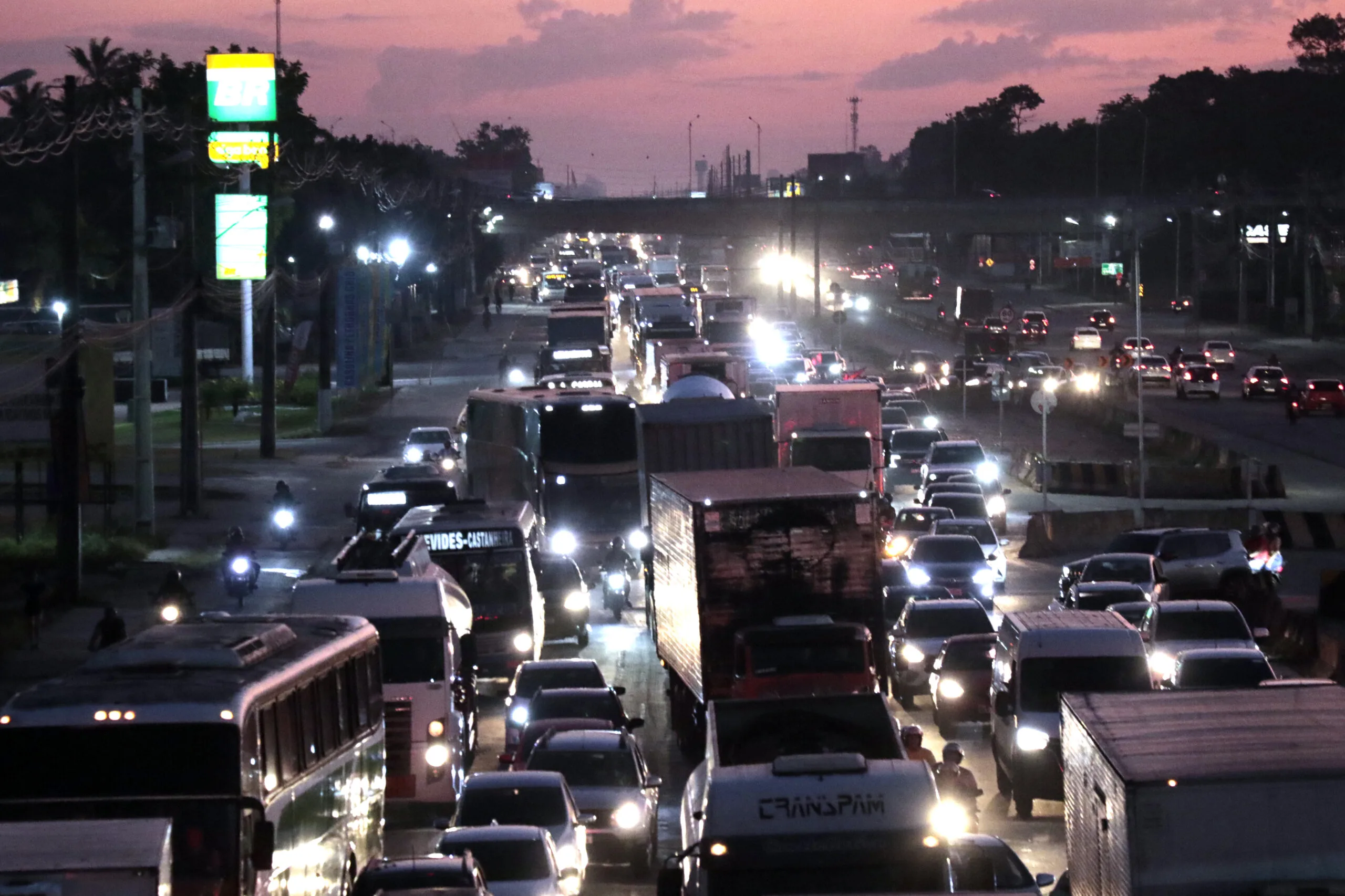 Rodovia BR-316 (do km 01 ao km 18), teve intenso fluxo de ônibus, carros de passeio e motos FOTO: ANTONIO MELO