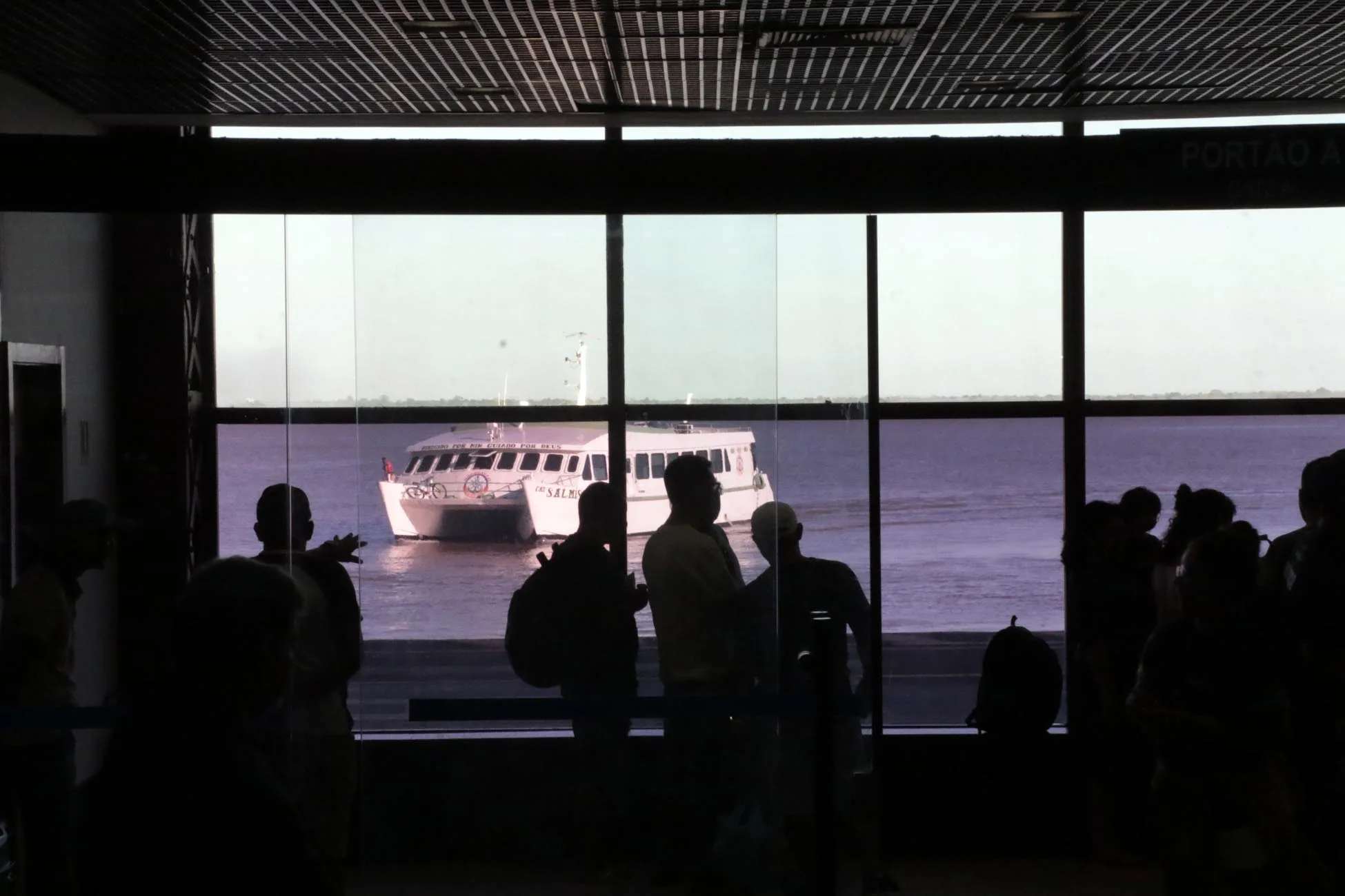 Movimento foi intenso no terminal hidroviário no último final de semana das férias escolares.