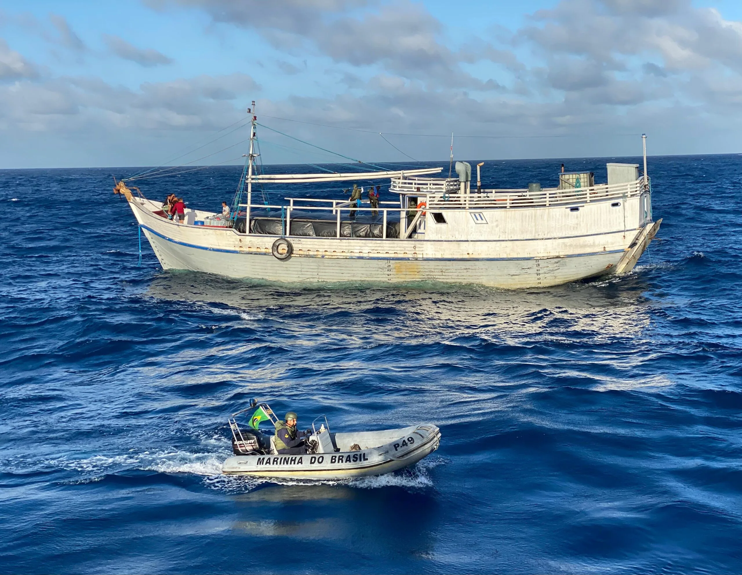 Uma operação da Marinha do Brasil e Polícia Federal resultou na apreensão de 1,5 milhão de maços de cigarros (3.000 caixas) contrabandeados do Suriname.