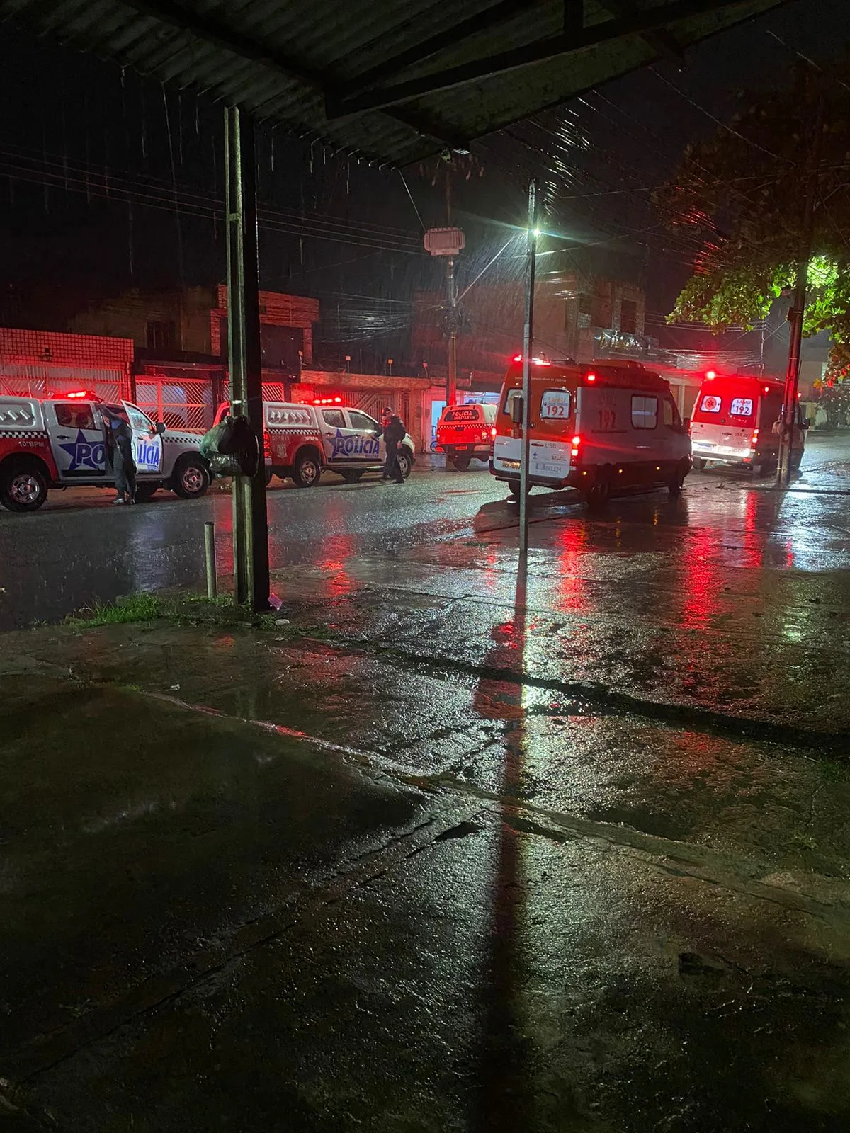 Uma tragédia familiar abalou vizinhos na alameda Ernesto Gomes no bairro Ponta Grossa, no distrito de Icoaraci, em Belém, depois que um menor matou o padrasto com golpes de faca.