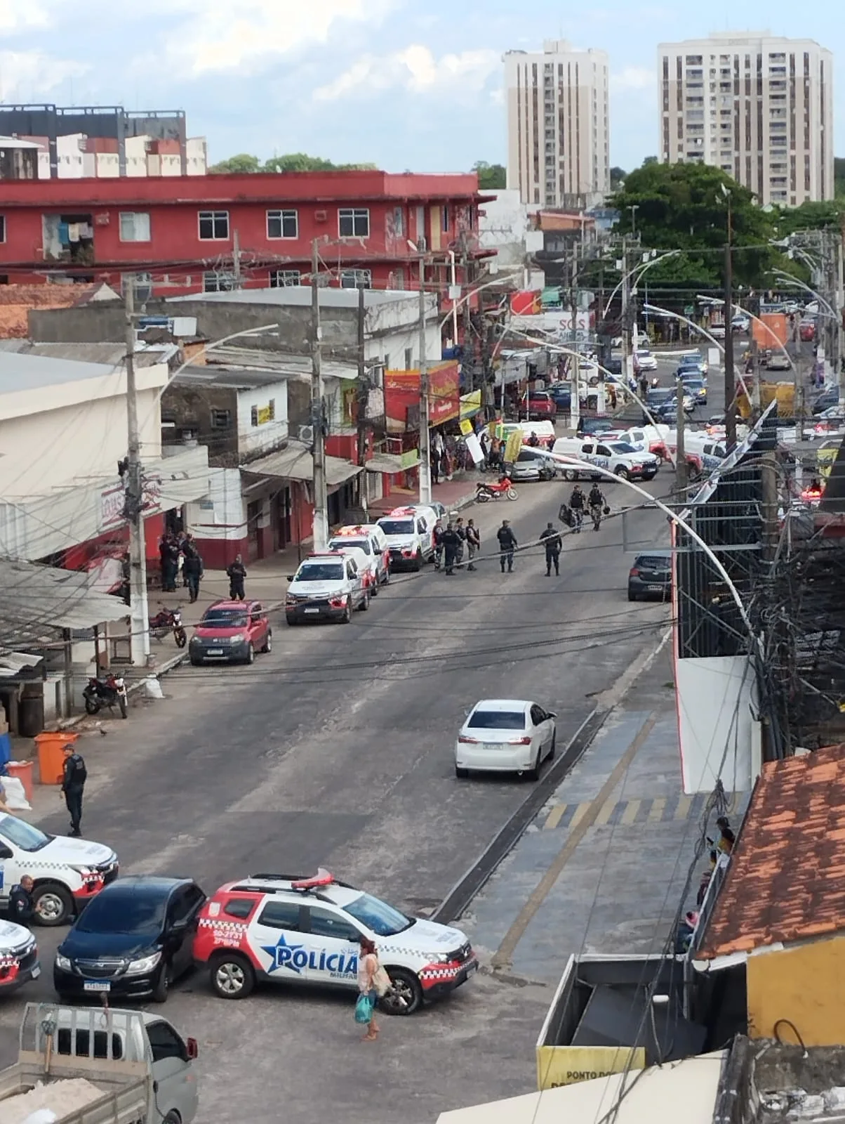 Após uma hora de crise o assaltante que estava com a arma de fogo se rendeu, liberando o reféns.