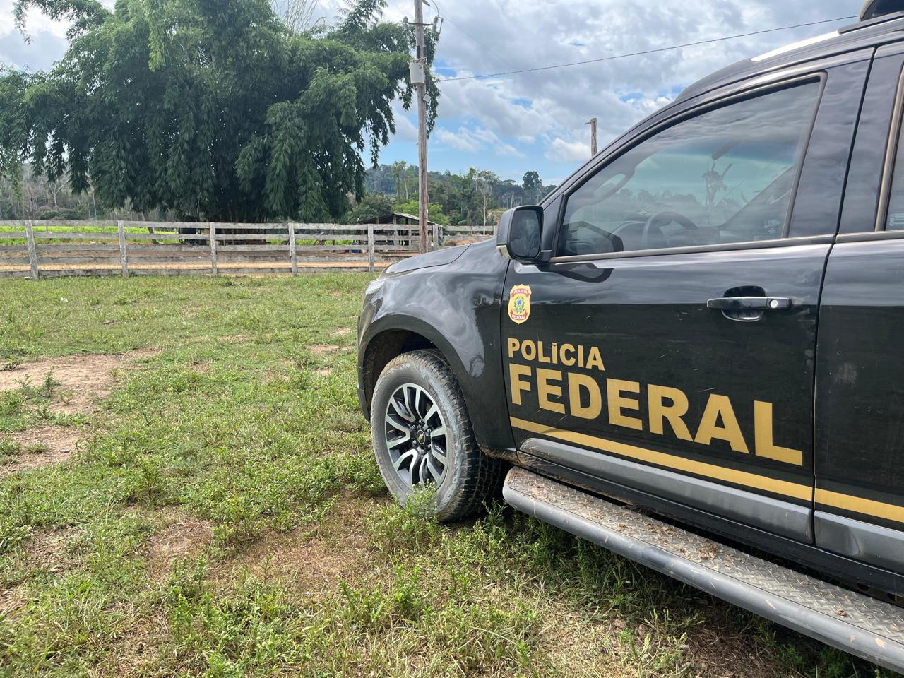 Além da constatação de irregularidades trabalhistas, os agentes encontraram uma arma de fogo no local