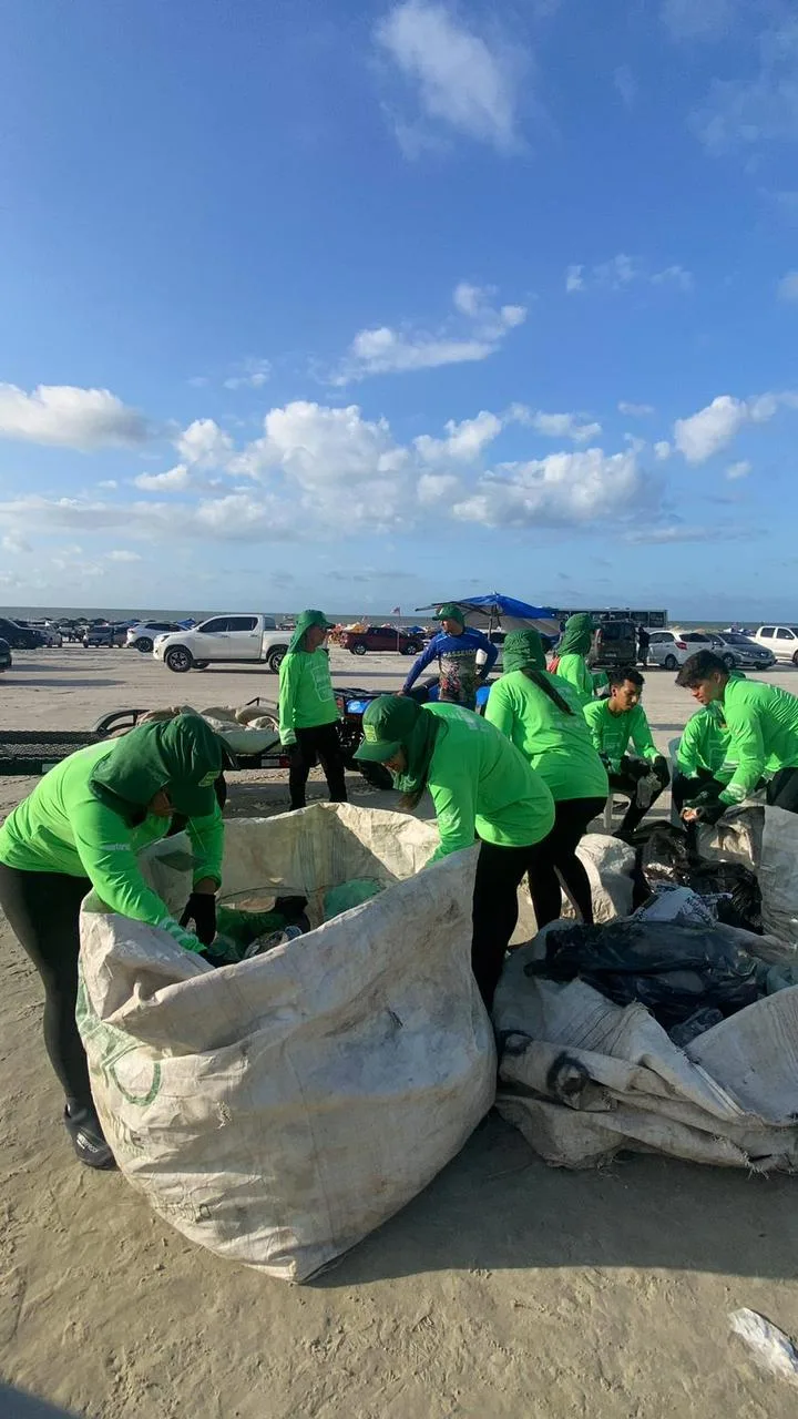 Maior parte do material é reciclável. Iniciativa, patrocinada pela distribuidora de energia, segue até o final do mês nos três balneários.