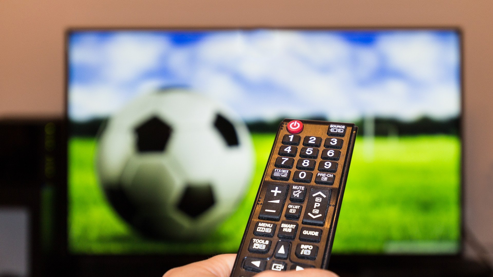 Descubra quais jogos terão transmissão ao vivo nesta segunda-feira. Campeonato Turco, Saudita, Italiano, Inglês, Espanhol e Português.