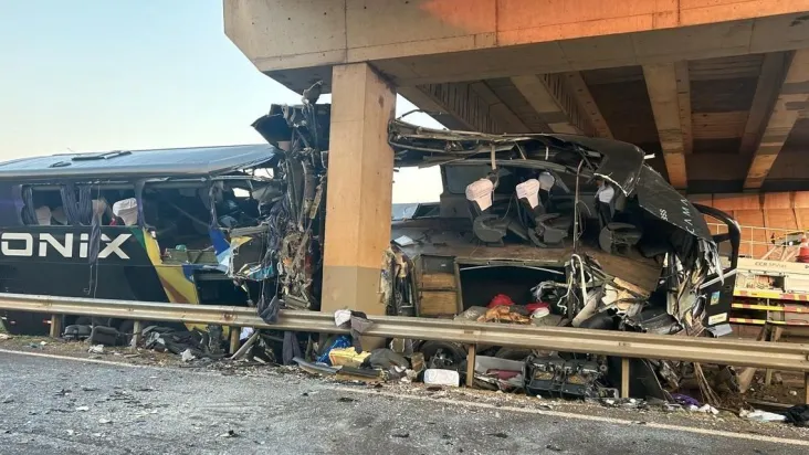 O ônibus, além do motorista, era ocupado por 51 turistas, e teria apresentado uma falha mecânica que travou a direção.