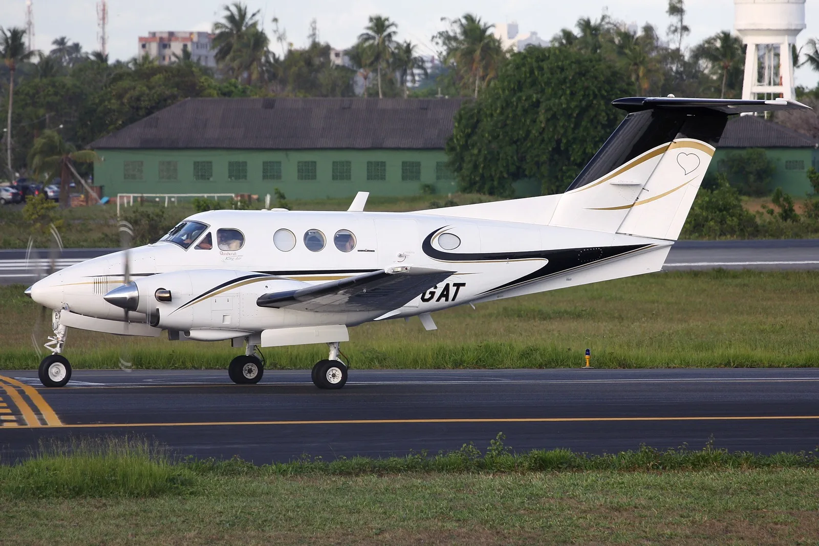 O Avião King Air de propriedade da fazenda JD possui estrutura de luxo e pode custar mais de R$ 1, 5 milhão FOTOS: REPRODUÇÃO