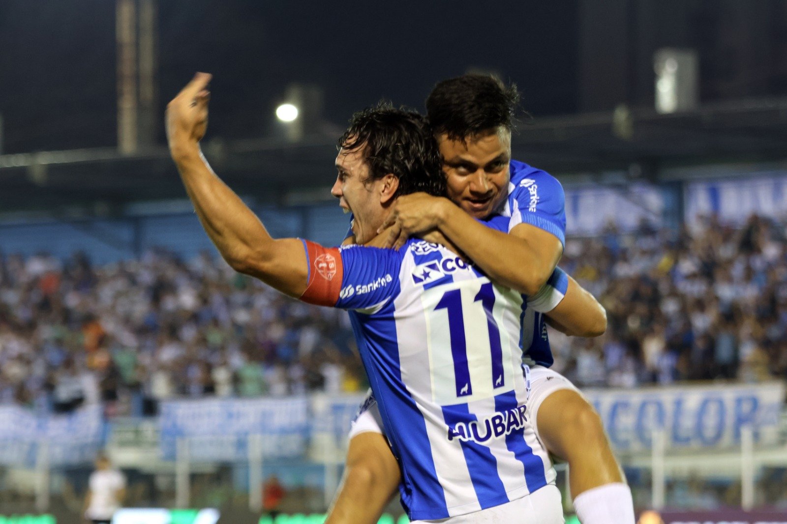 Nicolas se torna o terceiro maior artilheiro bicolor com 63 gols após a vitória do Paysandu. Descubra sua trajetória emocionante.