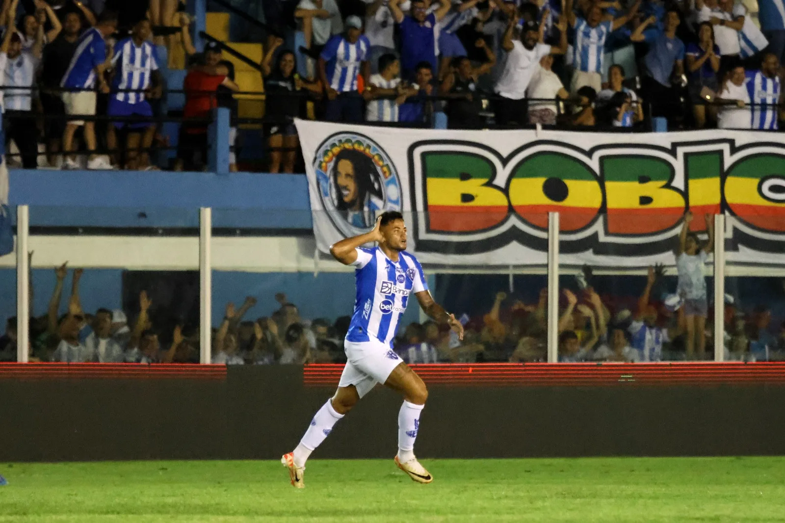 Quase sempre que é utilizado pelo técnico Hélio dos Anjos, o volante paraense Val Soares tem dado o retorno positivo à decisão do treinador.