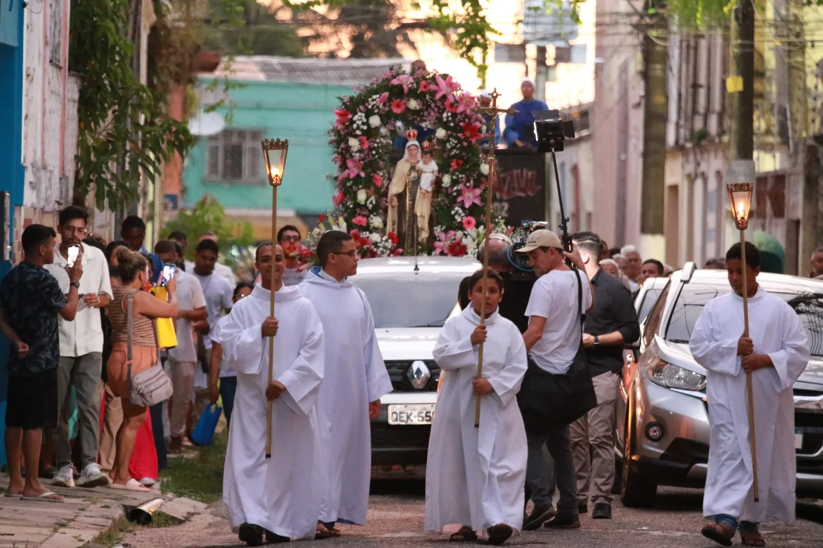 Na Cidade Velha, o cortejo tradicional reuniu centenas de devotos para homenagear a representação da Virgem Maria.