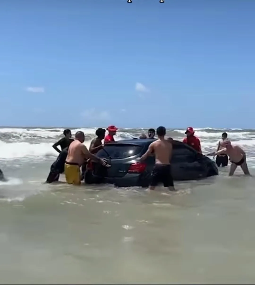 No mês de julho acontece a chamada alta temporada de veículos atolados nas praias.