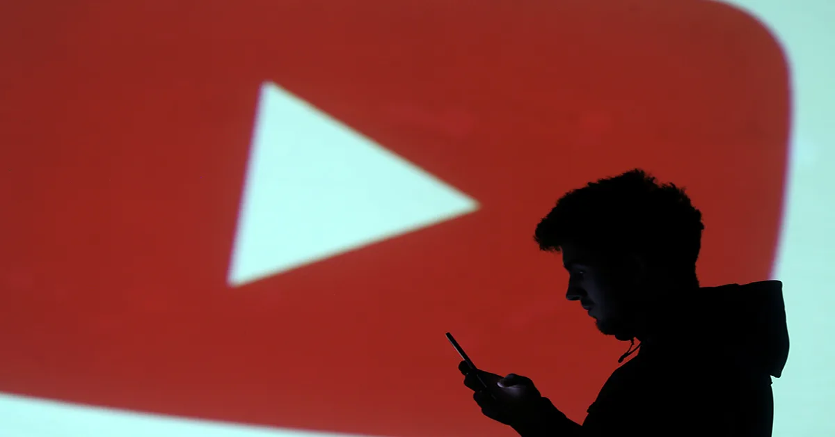 Pessoa utiliza smartphone próxima ao logo do Youtube
  
REUTERS/Dado Ruvic