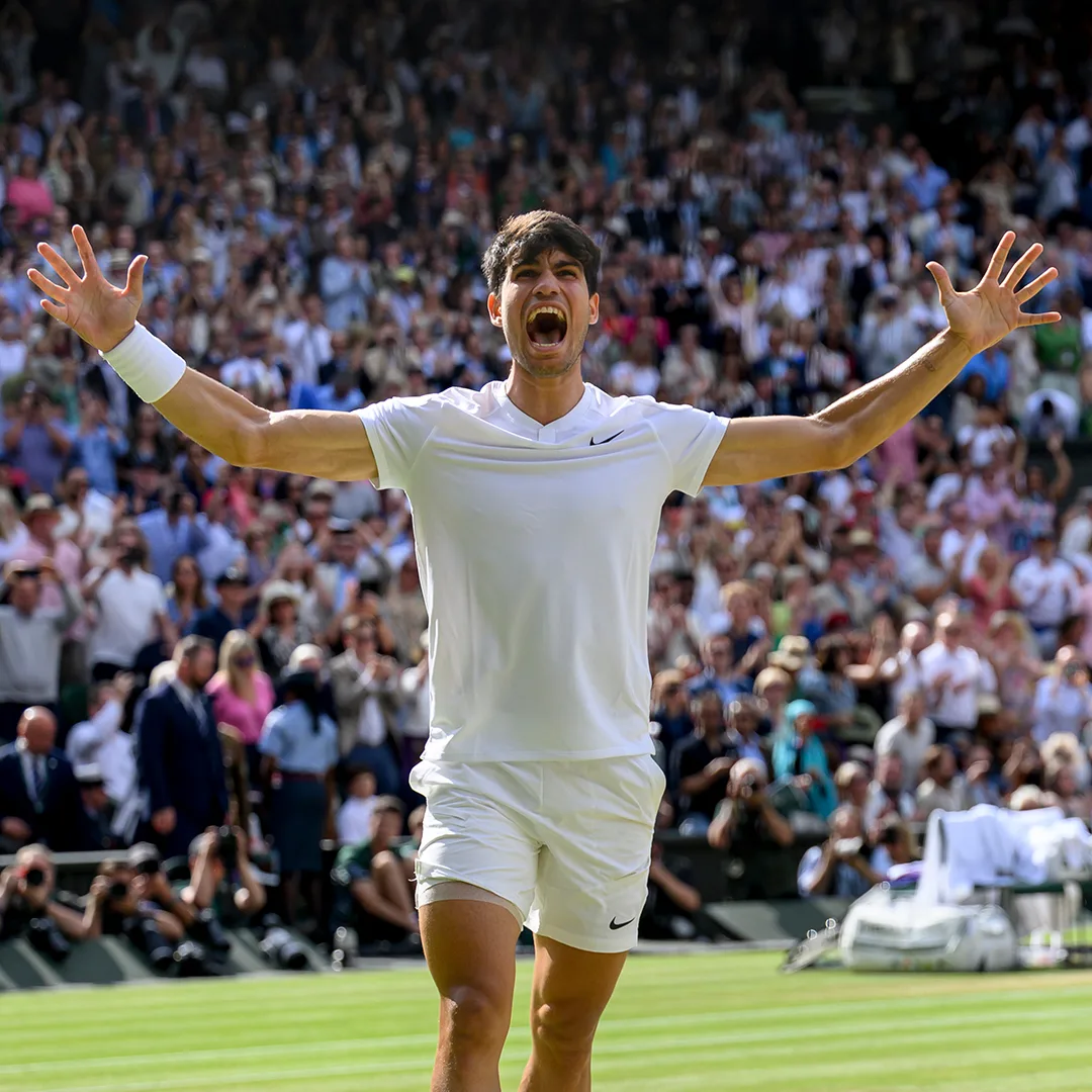 Em uma partida disputada para Djokovic, que até então havia perdido menos de seis saques no torneio, Alcaraz não baixou a guarda do início ao fim e derrotou o rival por 3 sets a 0, com parciais de 6-2, 6-2, 7-6.