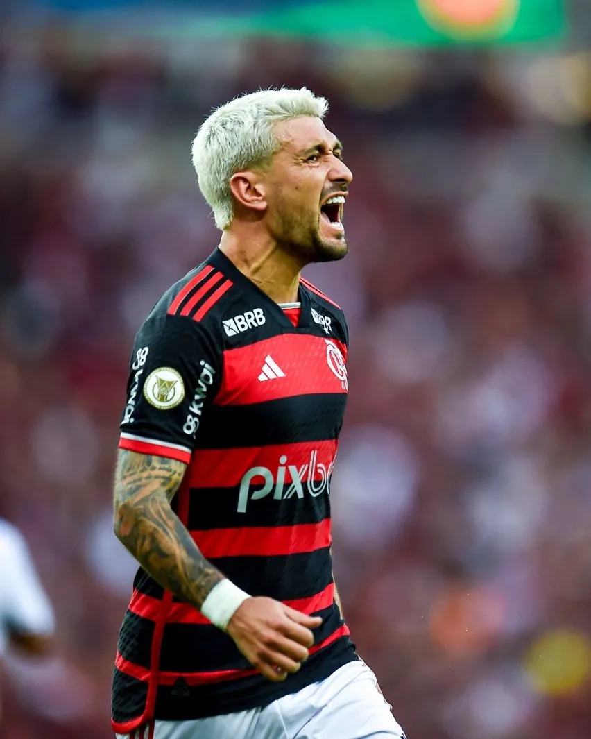 O Flamengo fez jogo tranquilo, bateu o Atlético-GO por 2 a 0 no Maracanã e retomou a liderança do Campeonato Brasileiro.