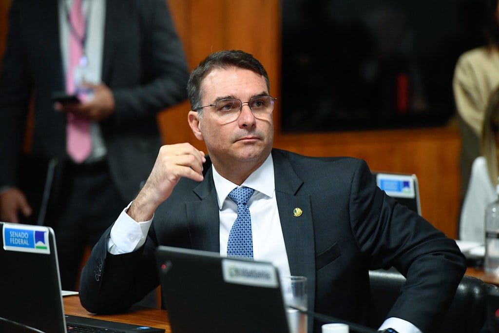 Antes do início do ato, o senador Flávio Bolsonaro (PL-RJ) disse à imprensa que a manifestação seria 