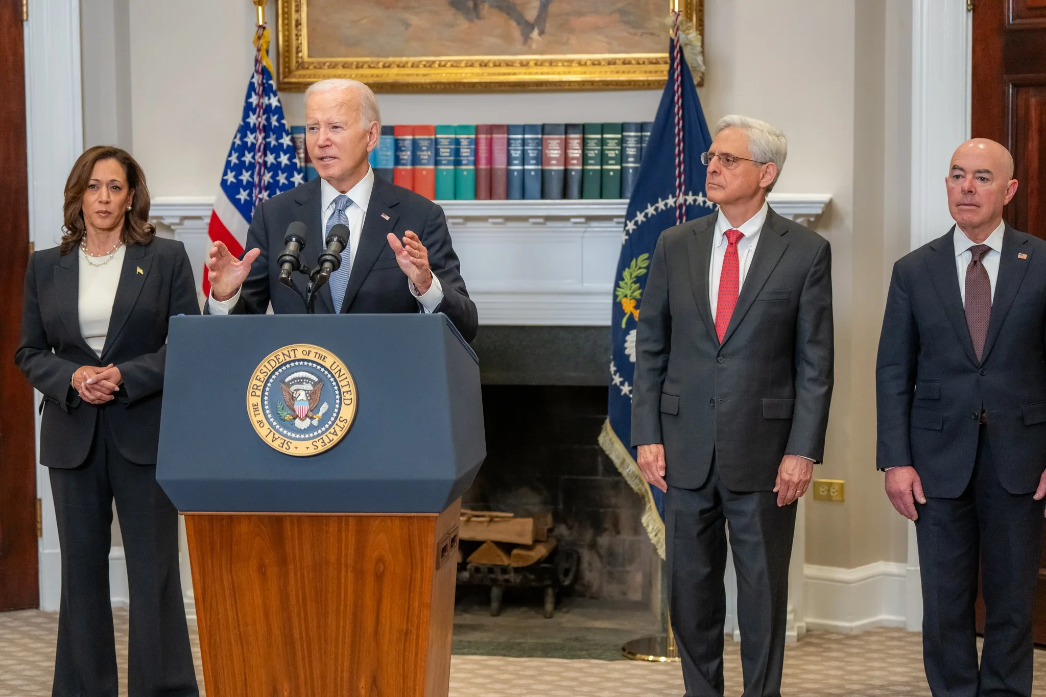 O presidente Joe Biden defendeu que é necessário baixar a temperatura da política americana em um pronunciamento à nação feito do Salão Oval neste domingo (14).