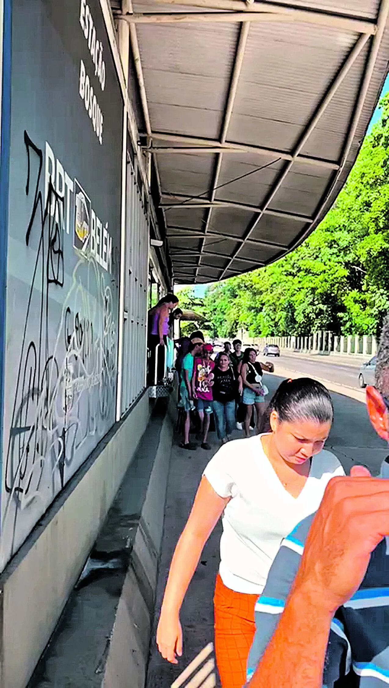 Na manhã desta terça-feira (2), os usuários passaram por uma situação constrangedora e perigosa na estação BRT do Bosque