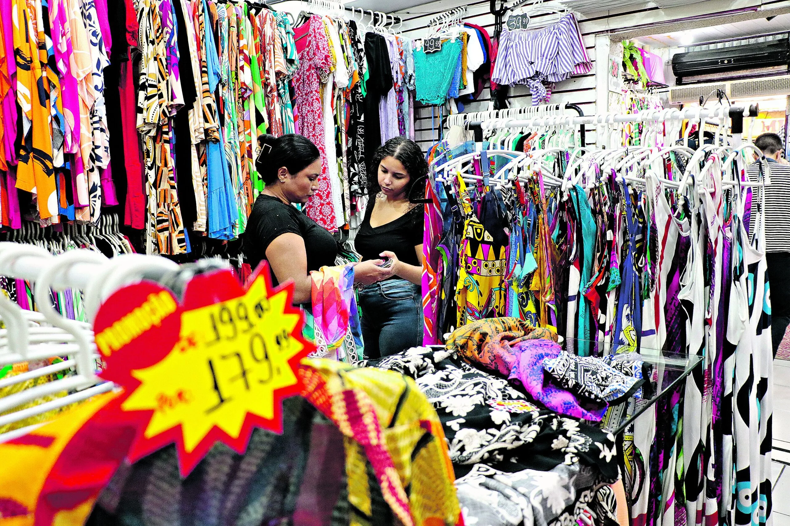 Vendas de produtos pro verão no comércio.
 foto celso Rodrigues/ Diário do Pará.