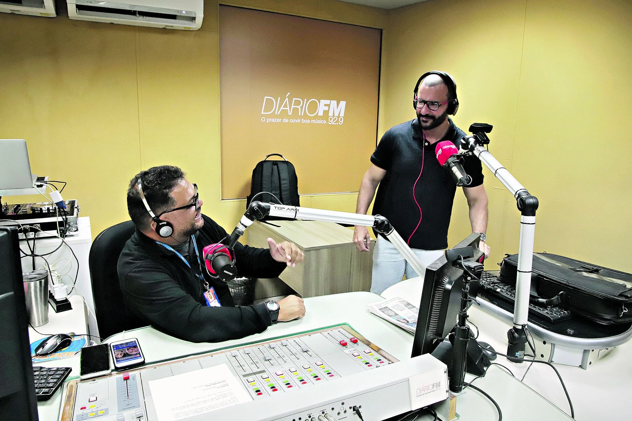 Guto Miranda e Rodrigo Mutran comandando a programação da Diário FM FOTO: ricardo amanajás