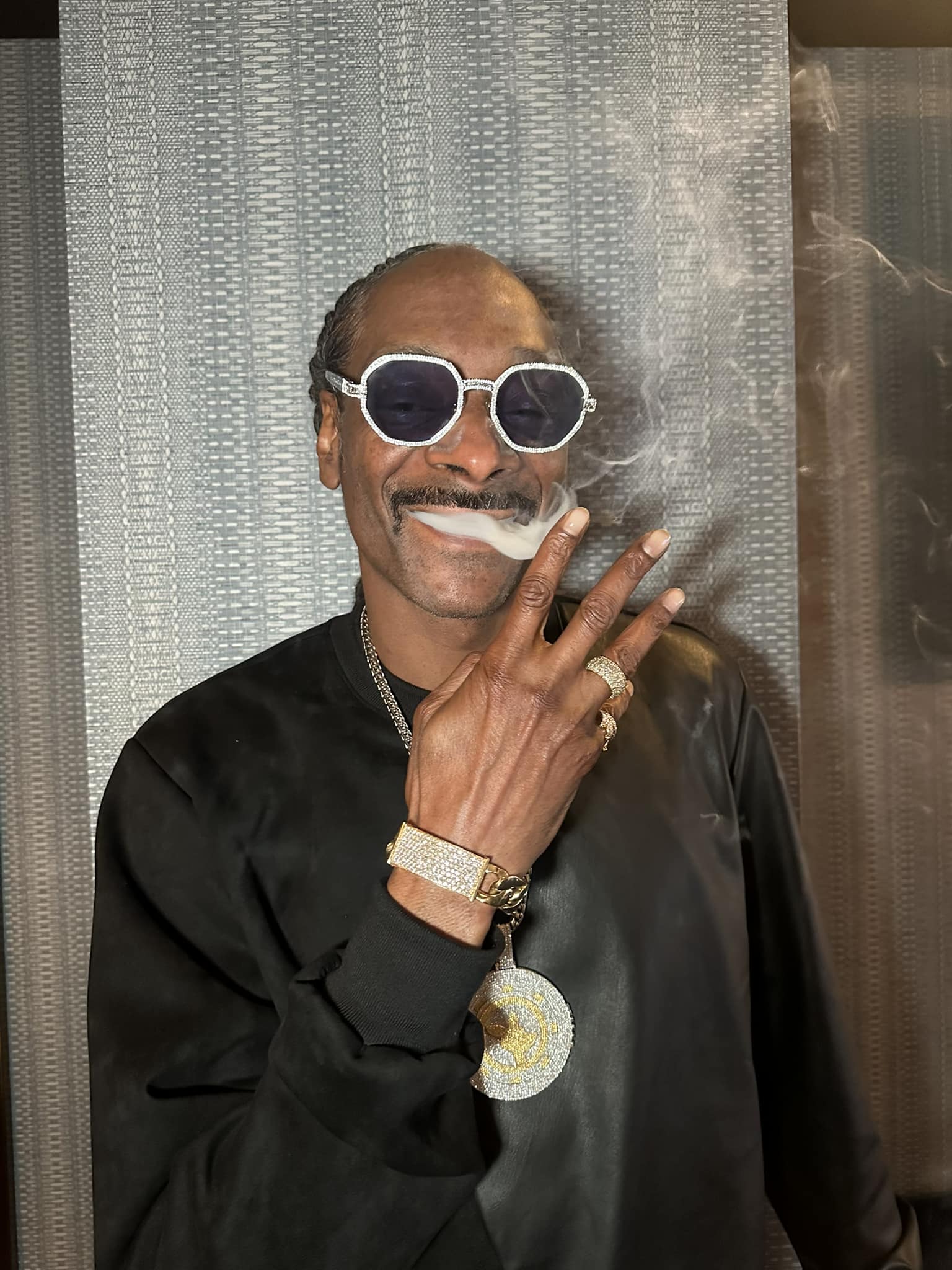 De tocha, ele entende. Snoop Dogg foi anunciado nesta terça-feira (23) como um dos responsáveis por carregar a tocha olímpica.