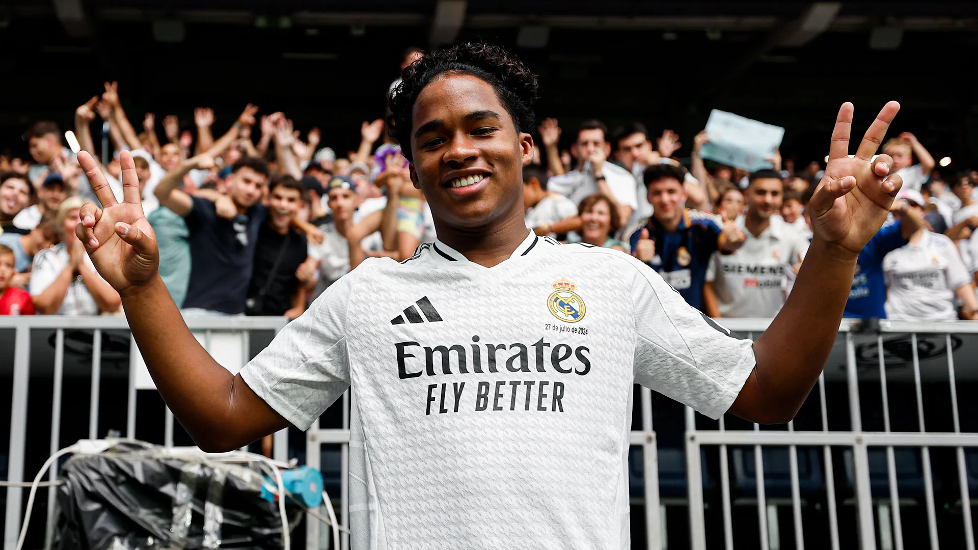 Quando Endrick finalmente pisou no gramado do Bernabéu, todos os torcedores gritaram seu nome sem parar.