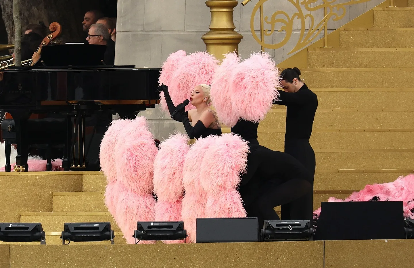 Lady Gaga, Aya Nakamura, os Minions e até dançarinas do Moulin apareciam em apresentações às margens do Sena e em pontos turísticos conhecidos da capital francesa, como o museu do Louvre e Grand Palais.