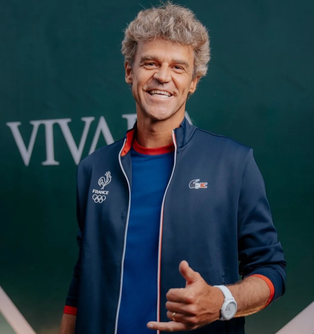  O ex-tenista Gustavo Kuerten, o Guga, vai ganhar uma série especial no Disney+, cuja estreia deverá acontecer em setembro.