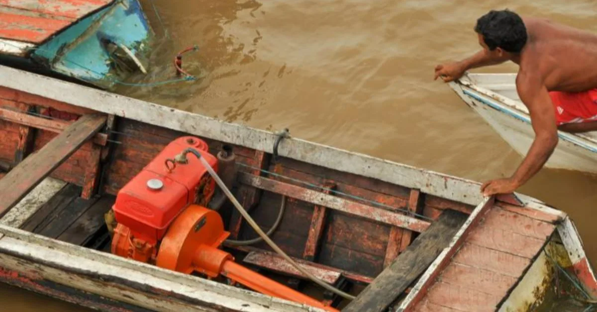 Escalpelamento é o arrancamento brusco e acidental do cabelo longo ou escalpo (couro cabeludo) pelo eixo do motor exposto em pequenos barcos

